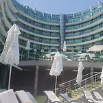 F 207 Del Sol - просторно студио с кухня Appartamento