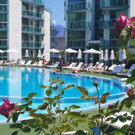 F 207 Del Sol - просторно студио с кухня