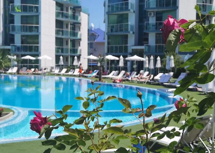 F 207 Del Sol - просторно студио с кухня